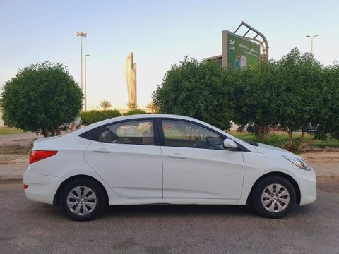 هيونداي اكسنت 2017 للبيع في الرياض اللون أبيض  سيارات مستعملة للبيع