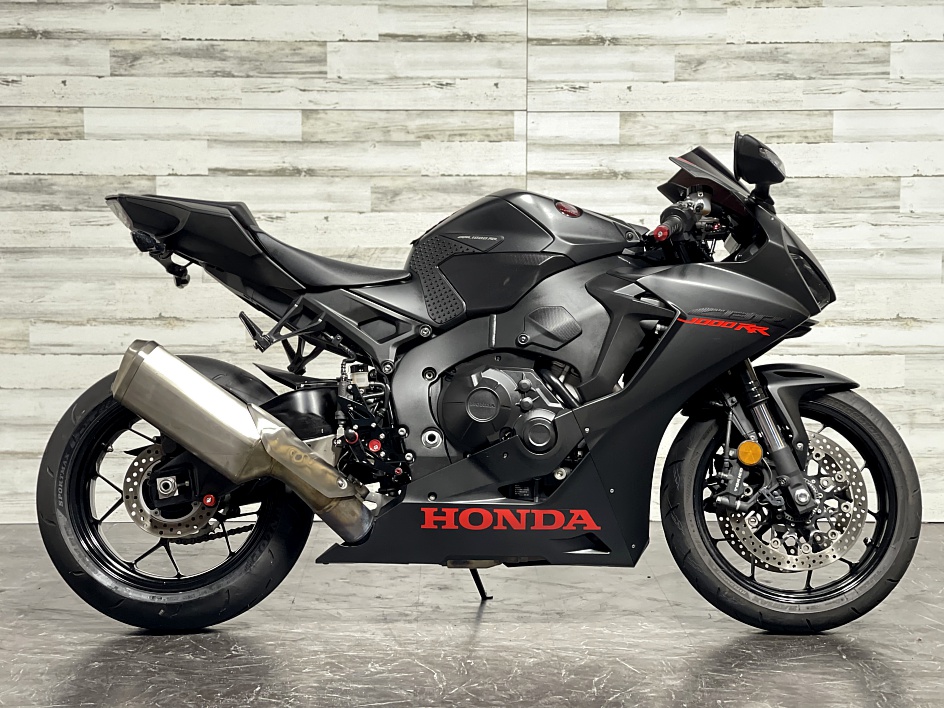 2017 Honda CBR1000RR available ( Whatsapp 0971529171176)